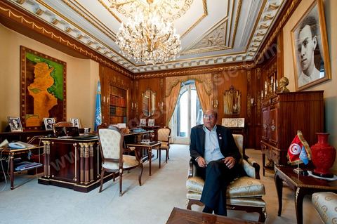 9 mars : Moncef Marzouki dans son bureau lors de notre rencontre avec M. Moncef Marzouki, président de la République depuis le 13 décembre 2011, au Palais Préisdentiel de Carthage. Le Président a repris le bureau de Habib Bourguiba, abndonné sous Ben Ali, le bureau de ce dernier a été transformé en salle d'accueil.