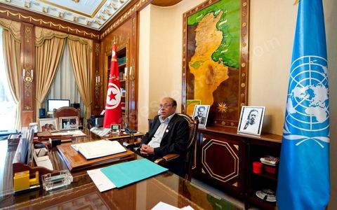 9 mars : Moncef Marzouki dans son bureau lors de notre rencontre avec M. Moncef Marzouki, président de la République depuis le 13 décembre 2011, au Palais Préisdentiel de Carthage. Le Président a repris le bureau de Habib Bourguiba, abndonné sous Ben Ali, le bureau de ce dernier a été transformé en salle d'accueil.