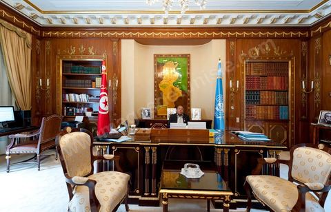 9 mars : Moncef Marzouki dans son bureau lors de notre rencontre avec M. Moncef Marzouki, président de la République depuis le 13 décembre 2011, au Palais Préisdentiel de Carthage. Le Président a repris le bureau de Habib Bourguiba, abndonné sous Ben Ali, le bureau de ce dernier a été transformé en salle d'accueil.