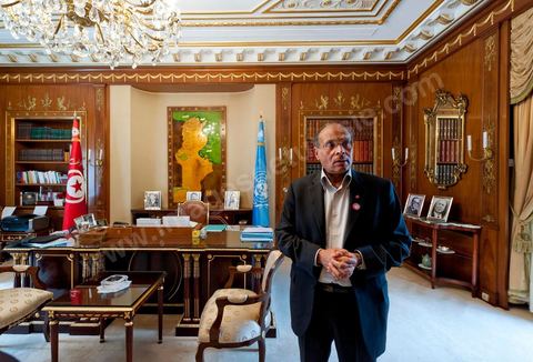 9 mars : Moncef Marzouki dans son bureau lors de notre rencontre avec M. Moncef Marzouki, président de la République depuis le 13 décembre 2011, au Palais Préisdentiel de Carthage. Le Président a repris le bureau de Habib Bourguiba, abndonné sous Ben Ali, le bureau de ce dernier a été transformé en salle d'accueil.