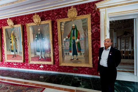 9 mars : Moncef Marzouki et la visite du Palais présidentiel lors de la rencontre avec M. Moncef Marzouki, président de la République depuis le 13 décembre 2011, au Palais Préisdentiel de Carthage. Ici dans le salon des tableaux des Beys de Tunisie. 