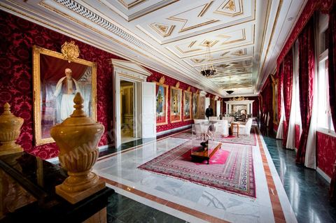 9 mars : Moncef Marzouki et la visite du Palais présidentiel lors de la rencontre avec M. Moncef Marzouki, président de la République depuis le 13 décembre 2011, au Palais Préisdentiel de Carthage. Ici dans le salon des tableaux des Beys de Tunisie. 