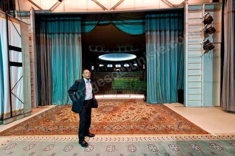 9 mars : Moncef Marzouki et la visite du Palais présidentiel lors de la rencontre avec M. Moncef Marzouki, président de la République depuis le 13 décembre 2011, au Palais Préisdentiel de Carthage. Ici sur la scène du petit théâtre construit par Habib Bourguiba dit la "Bonbonnière" par le nouveau président qui souhaite le remettre en fonctionnement et l'ouvrir à tous les tunisiens.
