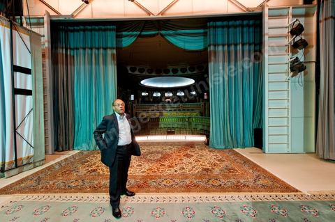 9 mars : Moncef Marzouki et la visite du Palais présidentiel lors de la rencontre avec M. Moncef Marzouki, président de la République depuis le 13 décembre 2011, au Palais Préisdentiel de Carthage. Ici sur la scène du petit théâtre construit par Habib Bourguiba dit la "Bonbonnière" par le nouveau président qui souhaite le remettre en fonctionnement et l'ouvrir à tous les tunisiens.