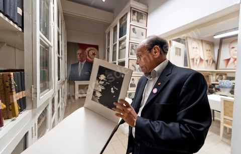 9 mars : rencontre avec M. Moncef Marzouki, président de la République depuis le 13 décembre 2011, au Palais Préisdentiel de Carthage. Dans les sous sols du Palais, à son arrivée le Président a découvert une série de salles où avait été entreposés par Ben Ali à même le sol les souvenirs, cadeaux, tableaux et scupltures de l'époque de Bourguiba, ainsi que de très nombresues archives photos et textes. Tous ces objets du passé vous être remis pour la création d'un grand musée de Habib Bourguiba à Monastir.