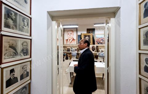 9 mars : rencontre avec M. Moncef Marzouki, président de la République depuis le 13 décembre 2011, au Palais Préisdentiel de Carthage. Dans les sous sols du Palais, à son arrivée le Président a découvert une série de salles où avait été entreposés par Ben Ali à même le sol les souvenirs, cadeaux, tableaux et scupltures de l'époque de Bourguiba, ainsi que de très nombresues archives photos et textes. Tous ces objets du passé vous être remis pour la création d'un grand musée de Habib Bourguiba à Monastir.