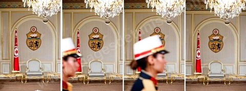 12 mars : le fauteuil du président dans le salon doré au Palais Présidentiel de Carthage, le président de la République a présidé une cérémonie de lever du drapeau tunisien. Au cours de cette cérémonie, Moncef Marzouki a décoré l'étudiante Khaoula Rchidi et lancé un message à toute personne qui touche au drapeau " symbole d’un peuple musulman ". La semaine dernière a été marquée par les incidents qui ont eu lieu à la faculté de la Mannouba. La jeune étudiante, Khaouala Rchidi, décorée de l'ordre de la République, était émue : "Je n’ai pas réfléchi, je regardais ce qu’il était en train de faire et j’ai tout de suite réagi. Je suis gafsienne et j'ai le sang chaud. C'est peut être pour cela que j'ai intervenu. Notre drapeau est cher, il ne faut pas ne négliger". Après le discours, l'hymne national a été chanté avec beaucoup d'émotion par les personnes présentes. Khaoula Rchidi a ensuite été accueillie dans le salon doré et décorée par le président : "Ce qu'elle a fait est exceptionnel, elle a défendu la Tunisie. C'était la force morale face à la force physique" a-t-il avoué. L'étudiante membre de l'UGET, Amel Aloui, qui a été agressée durant les incidents de la faculté de la Mannouba, a également rencontré Moncef Marzouki et a été applaudie par les présents.