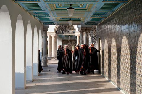 12 mars : dans la cour, les gardes présidentiels se préprarent pour la cérémonie hebdomadaire du drapeau au Palais Présidentiel de Carthage, le président de la République a présidé une cérémonie de lever du drapeau tunisien. Au cours de cette cérémonie, Moncef Marzouki a décoré l'étudiante Khaoula Rchidi et lancé un message à toute personne qui touche au drapeau " symbole d’un peuple musulman ". La semaine dernière a été marquée par les incidents qui ont eu lieu à la faculté de la Mannouba. La jeune étudiante, Khaouala Rchidi, décorée de l'ordre de la République, était émue : "Je n’ai pas réfléchi, je regardais ce qu’il était en train de faire et j’ai tout de suite réagi. Je suis gafsienne et j'ai le sang chaud. C'est peut être pour cela que j'ai intervenu. Notre drapeau est cher, il ne faut pas ne négliger". Après le discours, l'hymne national a été chanté avec beaucoup d'émotion par les personnes présentes. Khaoula Rchidi a ensuite été accueillie dans le salon doré et décorée par le président : "Ce qu'elle a fait est exceptionnel, elle a défendu la Tunisie. C'était la force morale face à la force physique" a-t-il avoué. L'étudiante membre de l'UGET, Amel Aloui, qui a été agressée durant les incidents de la faculté de la Mannouba, a également rencontré Moncef Marzouki et a été applaudie par les présents.