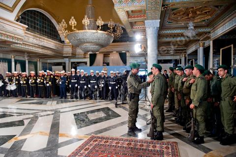 12 mars : dans la salle de cérémonie les corps des forces de l'ordre tunisien se mettent en place pour la cérémonie. Au Palais Présidentiel de Carthage, le président de la République a présidé une cérémonie de lever du drapeau tunisien. Au cours de cette cérémonie, Moncef Marzouki a décoré l'étudiante Khaoula Rchidi et lancé un message à toute personne qui touche au drapeau " symbole d’un peuple musulman ". La semaine dernière a été marquée par les incidents qui ont eu lieu à la faculté de la Mannouba. La jeune étudiante, Khaouala Rchidi, décorée de l'ordre de la République, était émue : "Je n’ai pas réfléchi, je regardais ce qu’il était en train de faire et j’ai tout de suite réagi. Je suis gafsienne et j'ai le sang chaud. C'est peut être pour cela que j'ai intervenu. Notre drapeau est cher, il ne faut pas ne négliger". Après le discours, l'hymne national a été chanté avec beaucoup d'émotion par les personnes présentes. Khaoula Rchidi a ensuite été accueillie dans le salon doré et décorée par le président : "Ce qu'elle a fait est exceptionnel, elle a défendu la Tunisie. C'était la force morale face à la force physique" a-t-il avoué. L'étudiante membre de l'UGET, Amel Aloui, qui a été agressée durant les incidents de la faculté de la Mannouba, a également rencontré Moncef Marzouki et a été applaudie par les présents.