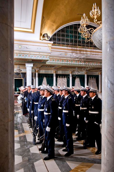 12 mars : dans la salle de cérémonie les corps des forces de l'ordre tunisien se mettent en place pour la cérémonie. Au Palais Présidentiel de Carthage, le président de la République a présidé une cérémonie de lever du drapeau tunisien. Au cours de cette cérémonie, Moncef Marzouki a décoré l'étudiante Khaoula Rchidi et lancé un message à toute personne qui touche au drapeau " symbole d’un peuple musulman ". La semaine dernière a été marquée par les incidents qui ont eu lieu à la faculté de la Mannouba. La jeune étudiante, Khaouala Rchidi, décorée de l'ordre de la République, était émue : "Je n’ai pas réfléchi, je regardais ce qu’il était en train de faire et j’ai tout de suite réagi. Je suis gafsienne et j'ai le sang chaud. C'est peut être pour cela que j'ai intervenu. Notre drapeau est cher, il ne faut pas ne négliger". Après le discours, l'hymne national a été chanté avec beaucoup d'émotion par les personnes présentes. Khaoula Rchidi a ensuite été accueillie dans le salon doré et décorée par le président : "Ce qu'elle a fait est exceptionnel, elle a défendu la Tunisie. C'était la force morale face à la force physique" a-t-il avoué. L'étudiante membre de l'UGET, Amel Aloui, qui a été agressée durant les incidents de la faculté de la Mannouba, a également rencontré Moncef Marzouki et a été applaudie par les présents.