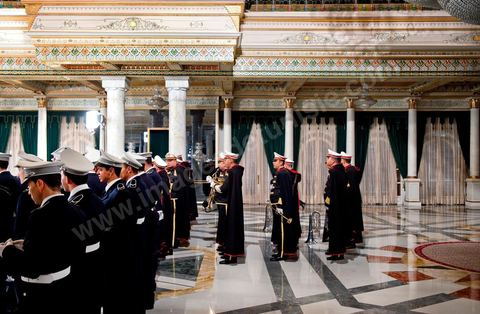 12 mars : dans la salle de cérémonie les corps des forces de l'ordre tunisien se mettent en place pour la cérémonie. Au Palais Présidentiel de Carthage, le président de la République a présidé une cérémonie de lever du drapeau tunisien. Au cours de cette cérémonie, Moncef Marzouki a décoré l'étudiante Khaoula Rchidi et lancé un message à toute personne qui touche au drapeau " symbole d’un peuple musulman ". La semaine dernière a été marquée par les incidents qui ont eu lieu à la faculté de la Mannouba. La jeune étudiante, Khaouala Rchidi, décorée de l'ordre de la République, était émue : "Je n’ai pas réfléchi, je regardais ce qu’il était en train de faire et j’ai tout de suite réagi. Je suis gafsienne et j'ai le sang chaud. C'est peut être pour cela que j'ai intervenu. Notre drapeau est cher, il ne faut pas ne négliger". Après le discours, l'hymne national a été chanté avec beaucoup d'émotion par les personnes présentes. Khaoula Rchidi a ensuite été accueillie dans le salon doré et décorée par le président : "Ce qu'elle a fait est exceptionnel, elle a défendu la Tunisie. C'était la force morale face à la force physique" a-t-il avoué. L'étudiante membre de l'UGET, Amel Aloui, qui a été agressée durant les incidents de la faculté de la Mannouba, a également rencontré Moncef Marzouki et a été applaudie par les présents.
