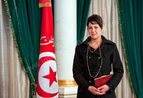 12 mars : Khaoula Rchidi au Palais Présidentiel de Carthage, le président de la République a présidé une cérémonie de lever du drapeau tunisien. Au cours de cette cérémonie, Moncef Marzouki a décoré l'étudiante Khaoula Rchidi et lancé un message à toute personne qui touche au drapeau " symbole d’un peuple musulman ". La semaine dernière a été marquée par les incidents qui ont eu lieu à la faculté de la Mannouba. La jeune étudiante, Khaouala Rchidi, décorée de l'ordre de la République, était émue : "Je n’ai pas réfléchi, je regardais ce qu’il était en train de faire et j’ai tout de suite réagi. Je suis gafsienne et j'ai le sang chaud. C'est peut être pour cela que j'ai intervenu. Notre drapeau est cher, il ne faut pas ne négliger". Après le discours, l'hymne national a été chanté avec beaucoup d'émotion par les personnes présentes. Khaoula Rchidi a ensuite été accueillie dans le salon doré et décorée par le président : "Ce qu'elle a fait est exceptionnel, elle a défendu la Tunisie. C'était la force morale face à la force physique" a-t-il avoué. L'étudiante membre de l'UGET, Amel Aloui, qui a été agressée durant les incidents de la faculté de la Mannouba, a également rencontré Moncef Marzouki et a été applaudie par les présents.
