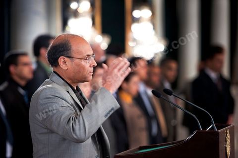 12 mars : discours de Moncef Marzouki au Palais Présidentiel de Carthage, le président de la République a présidé une cérémonie de lever du drapeau tunisien. Au cours de cette cérémonie, Moncef Marzouki a décoré l'étudiante Khaoula Rchidi et lancé un message à toute personne qui touche au drapeau " symbole d’un peuple musulman ". La semaine dernière a été marquée par les incidents qui ont eu lieu à la faculté de la Mannouba. La jeune étudiante, Khaouala Rchidi, décorée de l'ordre de la République, était émue : "Je n’ai pas réfléchi, je regardais ce qu’il était en train de faire et j’ai tout de suite réagi. Je suis gafsienne et j'ai le sang chaud. C'est peut être pour cela que j'ai intervenu. Notre drapeau est cher, il ne faut pas ne négliger". Après le discours, l'hymne national a été chanté avec beaucoup d'émotion par les personnes présentes. Khaoula Rchidi a ensuite été accueillie dans le salon doré et décorée par le président : "Ce qu'elle a fait est exceptionnel, elle a défendu la Tunisie. C'était la force morale face à la force physique" a-t-il avoué. L'étudiante membre de l'UGET, Amel Aloui, qui a été agressée durant les incidents de la faculté de la Mannouba, a également rencontré Moncef Marzouki et a été applaudie par les présents.