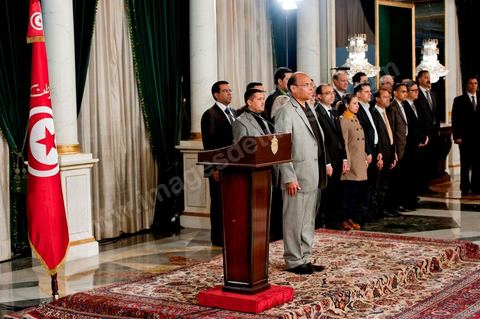 12 mars : discours de Moncef Marzouki au Palais Présidentiel de Carthage, le président de la République a présidé une cérémonie de lever du drapeau tunisien. Au cours de cette cérémonie, Moncef Marzouki a décoré l'étudiante Khaoula Rchidi et lancé un message à toute personne qui touche au drapeau " symbole d’un peuple musulman ". La semaine dernière a été marquée par les incidents qui ont eu lieu à la faculté de la Mannouba. La jeune étudiante, Khaouala Rchidi, décorée de l'ordre de la République, était émue : "Je n’ai pas réfléchi, je regardais ce qu’il était en train de faire et j’ai tout de suite réagi. Je suis gafsienne et j'ai le sang chaud. C'est peut être pour cela que j'ai intervenu. Notre drapeau est cher, il ne faut pas ne négliger". Après le discours, l'hymne national a été chanté avec beaucoup d'émotion par les personnes présentes. Khaoula Rchidi a ensuite été accueillie dans le salon doré et décorée par le président : "Ce qu'elle a fait est exceptionnel, elle a défendu la Tunisie. C'était la force morale face à la force physique" a-t-il avoué. L'étudiante membre de l'UGET, Amel Aloui, qui a été agressée durant les incidents de la faculté de la Mannouba, a également rencontré Moncef Marzouki et a été applaudie par les présents.