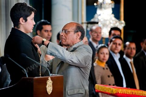 12 mars : Moncef Marzouki épingle son pins du drapeau tunisien à la jeune étudiante Khaoula Rchidi au Palais Présidentiel de Carthage, le président de la République a présidé une cérémonie de lever du drapeau tunisien. Au cours de cette cérémonie, Moncef Marzouki a décoré l'étudiante Khaoula Rchidi et lancé un message à toute personne qui touche au drapeau " symbole d’un peuple musulman ". La semaine dernière a été marquée par les incidents qui ont eu lieu à la faculté de la Mannouba. La jeune étudiante, Khaouala Rchidi, décorée de l'ordre de la République, était émue : "Je n’ai pas réfléchi, je regardais ce qu’il était en train de faire et j’ai tout de suite réagi. Je suis gafsienne et j'ai le sang chaud. C'est peut être pour cela que j'ai intervenu. Notre drapeau est cher, il ne faut pas ne négliger". Après le discours, l'hymne national a été chanté avec beaucoup d'émotion par les personnes présentes. Khaoula Rchidi a ensuite été accueillie dans le salon doré et décorée par le président : "Ce qu'elle a fait est exceptionnel, elle a défendu la Tunisie. C'était la force morale face à la force physique" a-t-il avoué. L'étudiante membre de l'UGET, Amel Aloui, qui a été agressée durant les incidents de la faculté de la Mannouba, a également rencontré Moncef Marzouki et a été applaudie par les présents.
