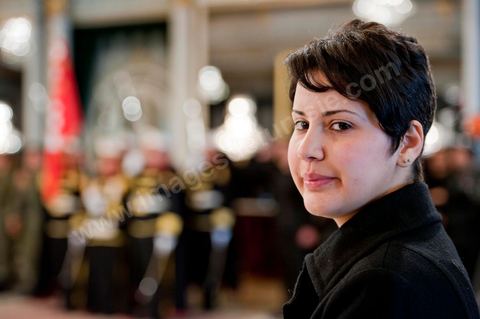 12 mars : Khaoula Rchidi au Palais Présidentiel de Carthage, le président de la République a présidé une cérémonie de lever du drapeau tunisien. Au cours de cette cérémonie, Moncef Marzouki a décoré l'étudiante Khaoula Rchidi et lancé un message à toute personne qui touche au drapeau " symbole d’un peuple musulman ". La semaine dernière a été marquée par les incidents qui ont eu lieu à la faculté de la Mannouba. La jeune étudiante, Khaouala Rchidi, décorée de l'ordre de la République, était émue : "Je n’ai pas réfléchi, je regardais ce qu’il était en train de faire et j’ai tout de suite réagi. Je suis gafsienne et j'ai le sang chaud. C'est peut être pour cela que j'ai intervenu. Notre drapeau est cher, il ne faut pas ne négliger". Après le discours, l'hymne national a été chanté avec beaucoup d'émotion par les personnes présentes. Khaoula Rchidi a ensuite été accueillie dans le salon doré et décorée par le président : "Ce qu'elle a fait est exceptionnel, elle a défendu la Tunisie. C'était la force morale face à la force physique" a-t-il avoué. L'étudiante membre de l'UGET, Amel Aloui, qui a été agressée durant les incidents de la faculté de la Mannouba, a également rencontré Moncef Marzouki et a été applaudie par les présents.