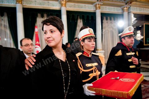 12 mars : Khaoula Rchidi au Palais Présidentiel de Carthage, le président de la République a présidé une cérémonie de lever du drapeau tunisien. Au cours de cette cérémonie, Moncef Marzouki a décoré l'étudiante Khaoula Rchidi et lancé un message à toute personne qui touche au drapeau " symbole d’un peuple musulman ". La semaine dernière a été marquée par les incidents qui ont eu lieu à la faculté de la Mannouba. La jeune étudiante, Khaouala Rchidi, décorée de l'ordre de la République, était émue : "Je n’ai pas réfléchi, je regardais ce qu’il était en train de faire et j’ai tout de suite réagi. Je suis gafsienne et j'ai le sang chaud. C'est peut être pour cela que j'ai intervenu. Notre drapeau est cher, il ne faut pas ne négliger". Après le discours, l'hymne national a été chanté avec beaucoup d'émotion par les personnes présentes. Khaoula Rchidi a ensuite été accueillie dans le salon doré et décorée par le président : "Ce qu'elle a fait est exceptionnel, elle a défendu la Tunisie. C'était la force morale face à la force physique" a-t-il avoué. L'étudiante membre de l'UGET, Amel Aloui, qui a été agressée durant les incidents de la faculté de la Mannouba, a également rencontré Moncef Marzouki et a été applaudie par les présents.