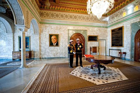 12 mars : au Palais Présidentiel de Carthage, le président de la République a présidé une cérémonie de lever du drapeau tunisien. Au cours de cette cérémonie, Moncef Marzouki a décoré l'étudiante Khaoula Rchidi et lancé un message à toute personne qui touche au drapeau " symbole d’un peuple musulman ". La semaine dernière a été marquée par les incidents qui ont eu lieu à la faculté de la Mannouba. La jeune étudiante, Khaouala Rchidi, décorée de l'ordre de la République, était émue : "Je n’ai pas réfléchi, je regardais ce qu’il était en train de faire et j’ai tout de suite réagi. Je suis gafsienne et j'ai le sang chaud. C'est peut être pour cela que j'ai intervenu. Notre drapeau est cher, il ne faut pas ne négliger". Après le discours, l'hymne national a été chanté avec beaucoup d'émotion par les personnes présentes. Khaoula Rchidi a ensuite été accueillie dans le salon doré et décorée par le président : "Ce qu'elle a fait est exceptionnel, elle a défendu la Tunisie. C'était la force morale face à la force physique" a-t-il avoué. L'étudiante membre de l'UGET, Amel Aloui, qui a été agressée durant les incidents de la faculté de la Mannouba, a également rencontré Moncef Marzouki et a été applaudie par les présents.