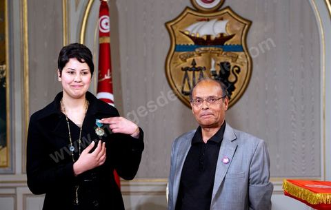 12 mars : décoration par le Président Marzouki de l'ordre du Chevalier de la République de Khaoula Rchidi au Palais Présidentiel de Carthage, le président de la République a présidé une cérémonie de lever du drapeau tunisien. Au cours de cette cérémonie, Moncef Marzouki a décoré l'étudiante Khaoula Rchidi et lancé un message à toute personne qui touche au drapeau " symbole d’un peuple musulman ". La semaine dernière a été marquée par les incidents qui ont eu lieu à la faculté de la Mannouba. La jeune étudiante, Khaouala Rchidi, décorée de l'ordre de la République, était émue : "Je n’ai pas réfléchi, je regardais ce qu’il était en train de faire et j’ai tout de suite réagi. Je suis gafsienne et j'ai le sang chaud. C'est peut être pour cela que j'ai intervenu. Notre drapeau est cher, il ne faut pas ne négliger". Après le discours, l'hymne national a été chanté avec beaucoup d'émotion par les personnes présentes. Khaoula Rchidi a ensuite été accueillie dans le salon doré et décorée par le président : "Ce qu'elle a fait est exceptionnel, elle a défendu la Tunisie. C'était la force morale face à la force physique" a-t-il avoué. L'étudiante membre de l'UGET, Amel Aloui, qui a été agressée durant les incidents de la faculté de la Mannouba, a également rencontré Moncef Marzouki et a été applaudie par les présents.
