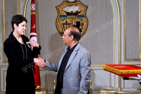 12 mars : décoration par le Président Marzouki de l'ordre du Chevalier de la République de Khaoula Rchidi au Palais Présidentiel de Carthage, le président de la République a présidé une cérémonie de lever du drapeau tunisien. Au cours de cette cérémonie, Moncef Marzouki a décoré l'étudiante Khaoula Rchidi et lancé un message à toute personne qui touche au drapeau " symbole d’un peuple musulman ". La semaine dernière a été marquée par les incidents qui ont eu lieu à la faculté de la Mannouba. La jeune étudiante, Khaouala Rchidi, décorée de l'ordre de la République, était émue : "Je n’ai pas réfléchi, je regardais ce qu’il était en train de faire et j’ai tout de suite réagi. Je suis gafsienne et j'ai le sang chaud. C'est peut être pour cela que j'ai intervenu. Notre drapeau est cher, il ne faut pas ne négliger". Après le discours, l'hymne national a été chanté avec beaucoup d'émotion par les personnes présentes. Khaoula Rchidi a ensuite été accueillie dans le salon doré et décorée par le président : "Ce qu'elle a fait est exceptionnel, elle a défendu la Tunisie. C'était la force morale face à la force physique" a-t-il avoué. L'étudiante membre de l'UGET, Amel Aloui, qui a été agressée durant les incidents de la faculté de la Mannouba, a également rencontré Moncef Marzouki et a été applaudie par les présents.