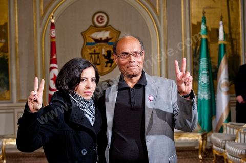 12 mars : Amel Aloui et le président de la République au Palais Présidentiel de Carthage, le président de la République a présidé une cérémonie de lever du drapeau tunisien. Au cours de cette cérémonie, Moncef Marzouki a décoré l'étudiante Khaoula Rchidi et lancé un message à toute personne qui touche au drapeau " symbole d’un peuple musulman ". La semaine dernière a été marquée par les incidents qui ont eu lieu à la faculté de la Mannouba. La jeune étudiante, Khaouala Rchidi, décorée de l'ordre de la République, était émue : "Je n’ai pas réfléchi, je regardais ce qu’il était en train de faire et j’ai tout de suite réagi. Je suis gafsienne et j'ai le sang chaud. C'est peut être pour cela que j'ai intervenu. Notre drapeau est cher, il ne faut pas ne négliger". Après le discours, l'hymne national a été chanté avec beaucoup d'émotion par les personnes présentes. Khaoula Rchidi a ensuite été accueillie dans le salon doré et décorée par le président : "Ce qu'elle a fait est exceptionnel, elle a défendu la Tunisie. C'était la force morale face à la force physique" a-t-il avoué. L'étudiante membre de l'UGET, Amel Aloui, qui a été agressée durant les incidents de la faculté de la Mannouba, a également rencontré Moncef Marzouki et a été applaudie par les présents.