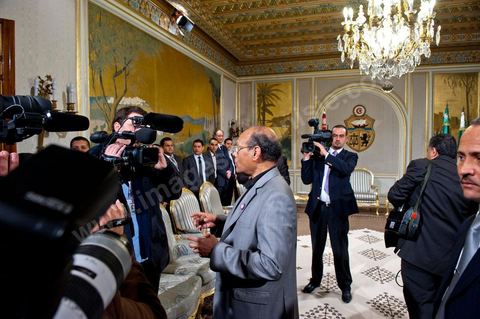 12 mars : au Palais Présidentiel de Carthage, le président de la République a présidé une cérémonie de lever du drapeau tunisien. Au cours de cette cérémonie, Moncef Marzouki a décoré l'étudiante Khaoula Rchidi et lancé un message à toute personne qui touche au drapeau " symbole d’un peuple musulman ". La semaine dernière a été marquée par les incidents qui ont eu lieu à la faculté de la Mannouba. La jeune étudiante, Khaouala Rchidi, décorée de l'ordre de la République, était émue : "Je n’ai pas réfléchi, je regardais ce qu’il était en train de faire et j’ai tout de suite réagi. Je suis gafsienne et j'ai le sang chaud. C'est peut être pour cela que j'ai intervenu. Notre drapeau est cher, il ne faut pas ne négliger". Après le discours, l'hymne national a été chanté avec beaucoup d'émotion par les personnes présentes. Khaoula Rchidi a ensuite été accueillie dans le salon doré et décorée par le président : "Ce qu'elle a fait est exceptionnel, elle a défendu la Tunisie. C'était la force morale face à la force physique" a-t-il avoué. L'étudiante membre de l'UGET, Amel Aloui, qui a été agressée durant les incidents de la faculté de la Mannouba, a également rencontré Moncef Marzouki et a été applaudie par les présents.