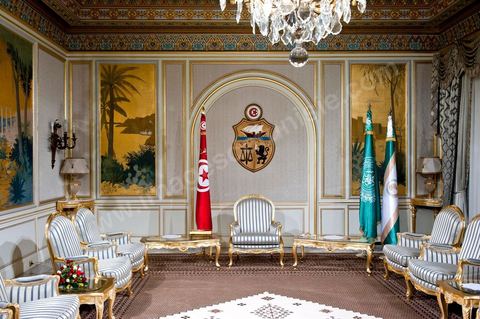 12 mars : le salon doré au Palais Présidentiel de Carthage, le président de la République a présidé une cérémonie de lever du drapeau tunisien. Au cours de cette cérémonie, Moncef Marzouki a décoré l'étudiante Khaoula Rchidi et lancé un message à toute personne qui touche au drapeau " symbole d’un peuple musulman ". La semaine dernière a été marquée par les incidents qui ont eu lieu à la faculté de la Mannouba. La jeune étudiante, Khaouala Rchidi, décorée de l'ordre de la République, était émue : "Je n’ai pas réfléchi, je regardais ce qu’il était en train de faire et j’ai tout de suite réagi. Je suis gafsienne et j'ai le sang chaud. C'est peut être pour cela que j'ai intervenu. Notre drapeau est cher, il ne faut pas ne négliger". Après le discours, l'hymne national a été chanté avec beaucoup d'émotion par les personnes présentes. Khaoula Rchidi a ensuite été accueillie dans le salon doré et décorée par le président : "Ce qu'elle a fait est exceptionnel, elle a défendu la Tunisie. C'était la force morale face à la force physique" a-t-il avoué. L'étudiante membre de l'UGET, Amel Aloui, qui a été agressée durant les incidents de la faculté de la Mannouba, a également rencontré Moncef Marzouki et a été applaudie par les présents.