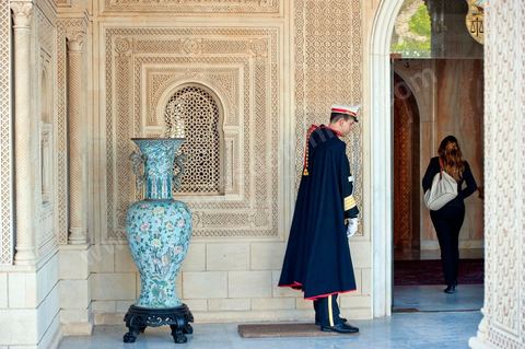 12 mars : au Palais Présidentiel de Carthage, le président de la République a présidé une cérémonie de lever du drapeau tunisien. Au cours de cette cérémonie, Moncef Marzouki a décoré l'étudiante Khaoula Rchidi et lancé un message à toute personne qui touche au drapeau " symbole d’un peuple musulman ". La semaine dernière a été marquée par les incidents qui ont eu lieu à la faculté de la Mannouba. La jeune étudiante, Khaouala Rchidi, décorée de l'ordre de la République, était émue : "Je n’ai pas réfléchi, je regardais ce qu’il était en train de faire et j’ai tout de suite réagi. Je suis gafsienne et j'ai le sang chaud. C'est peut être pour cela que j'ai intervenu. Notre drapeau est cher, il ne faut pas ne négliger". Après le discours, l'hymne national a été chanté avec beaucoup d'émotion par les personnes présentes. Khaoula Rchidi a ensuite été accueillie dans le salon doré et décorée par le président : "Ce qu'elle a fait est exceptionnel, elle a défendu la Tunisie. C'était la force morale face à la force physique" a-t-il avoué. L'étudiante membre de l'UGET, Amel Aloui, qui a été agressée durant les incidents de la faculté de la Mannouba, a également rencontré Moncef Marzouki et a été applaudie par les présents.