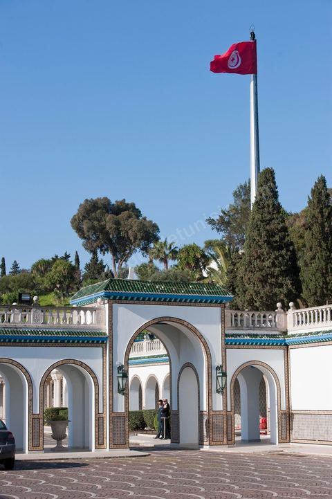 12 mars : au Palais Présidentiel de Carthage, le président de la République a présidé une cérémonie de lever du drapeau tunisien. Au cours de cette cérémonie, Moncef Marzouki a décoré l'étudiante Khaoula Rchidi et lancé un message à toute personne qui touche au drapeau " symbole d’un peuple musulman ". La semaine dernière a été marquée par les incidents qui ont eu lieu à la faculté de la Mannouba. La jeune étudiante, Khaouala Rchidi, décorée de l'ordre de la République, était émue : "Je n’ai pas réfléchi, je regardais ce qu’il était en train de faire et j’ai tout de suite réagi. Je suis gafsienne et j'ai le sang chaud. C'est peut être pour cela que j'ai intervenu. Notre drapeau est cher, il ne faut pas ne négliger". Après le discours, l'hymne national a été chanté avec beaucoup d'émotion par les personnes présentes. Khaoula Rchidi a ensuite été accueillie dans le salon doré et décorée par le président : "Ce qu'elle a fait est exceptionnel, elle a défendu la Tunisie. C'était la force morale face à la force physique" a-t-il avoué. L'étudiante membre de l'UGET, Amel Aloui, qui a été agressée durant les incidents de la faculté de la Mannouba, a également rencontré Moncef Marzouki et a été applaudie par les présents.