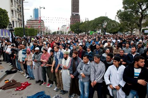 25 mars : sur l'avenue Habib Bourguiba deux manifestations s'affrontent, une manifestation culturelle et une manifestation salafiste pour la Charia dans la constituion. Triste bilan où les salafistes chassent les spectacles de théâtre et de marionnettes offerts au public pour ce dimanche matin. Plus de 6000 salafistes ont investi l'avenue et la place du 14 janvier ce dimanche matin suite à un appel prévu le vendredi à la Kasbah et étonnament reporté à l'avenue ce dimanche matin alors qu'une grande manifestation culturelle y était prévue. La tension et le face à face n'ont pas manqué, les salafistes ont détruits et pillés les petits podiums obligeant les artistes à se regrouper sous la protection de la police devant le théâtre et seront finalement chassés par les salafistes revenus en nombre vers le théâtre après une grande prière de rue sur la place du 14 janvier et l'avenue Habib Bourguiba.