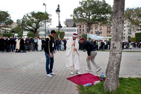25 mars : sur l'avenue Habib Bourguiba deux manifestations s'affrontent, une manifestation culturelle et une manifestation salafiste pour la Charia dans la constituion. Triste bilan où les salafistes chassent les spectacles de théâtre et de marionnettes offerts au public pour ce dimanche matin. Plus de 6000 salafistes ont investi l'avenue et la place du 14 janvier ce dimanche matin suite à un appel prévu le vendredi à la Kasbah et étonnament reporté à l'avenue ce dimanche matin alors qu'une grande manifestation culturelle y était prévue. La tension et le face à face n'ont pas manqué, les salafistes ont détruits et pillés les petits podiums obligeant les artistes à se regrouper sous la protection de la police devant le théâtre et seront finalement chassés par les salafistes revenus en nombre vers le théâtre après une grande prière de rue sur la place du 14 janvier et l'avenue Habib Bourguiba.