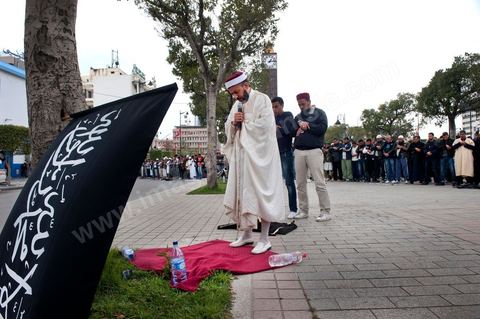 25 mars : sur l'avenue Habib Bourguiba deux manifestations s'affrontent, une manifestation culturelle et une manifestation salafiste pour la Charia dans la constituion. Triste bilan où les salafistes chassent les spectacles de théâtre et de marionnettes offerts au public pour ce dimanche matin. Plus de 6000 salafistes ont investi l'avenue et la place du 14 janvier ce dimanche matin suite à un appel prévu le vendredi à la Kasbah et étonnament reporté à l'avenue ce dimanche matin alors qu'une grande manifestation culturelle y était prévue. La tension et le face à face n'ont pas manqué, les salafistes ont détruits et pillés les petits podiums obligeant les artistes à se regrouper sous la protection de la police devant le théâtre et seront finalement chassés par les salafistes revenus en nombre vers le théâtre après une grande prière de rue sur la place du 14 janvier et l'avenue Habib Bourguiba.
