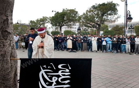 25 mars : sur l'avenue Habib Bourguiba deux manifestations s'affrontent, une manifestation culturelle et une manifestation salafiste pour la Charia dans la constituion. Triste bilan où les salafistes chassent les spectacles de théâtre et de marionnettes offerts au public pour ce dimanche matin. Plus de 6000 salafistes ont investi l'avenue et la place du 14 janvier ce dimanche matin suite à un appel prévu le vendredi à la Kasbah et étonnament reporté à l'avenue ce dimanche matin alors qu'une grande manifestation culturelle y était prévue. La tension et le face à face n'ont pas manqué, les salafistes ont détruits et pillés les petits podiums obligeant les artistes à se regrouper sous la protection de la police devant le théâtre et seront finalement chassés par les salafistes revenus en nombre vers le théâtre après une grande prière de rue sur la place du 14 janvier et l'avenue Habib Bourguiba.