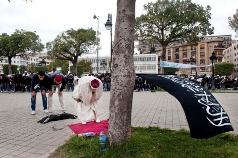 25 mars : sur l'avenue Habib Bourguiba deux manifestations s'affrontent, une manifestation culturelle et une manifestation salafiste pour la Charia dans la constituion. Triste bilan où les salafistes chassent les spectacles de théâtre et de marionnettes offerts au public pour ce dimanche matin. Plus de 6000 salafistes ont investi l'avenue et la place du 14 janvier ce dimanche matin suite à un appel prévu le vendredi à la Kasbah et étonnament reporté à l'avenue ce dimanche matin alors qu'une grande manifestation culturelle y était prévue. La tension et le face à face n'ont pas manqué, les salafistes ont détruits et pillés les petits podiums obligeant les artistes à se regrouper sous la protection de la police devant le théâtre et seront finalement chassés par les salafistes revenus en nombre vers le théâtre après une grande prière de rue sur la place du 14 janvier et l'avenue Habib Bourguiba.