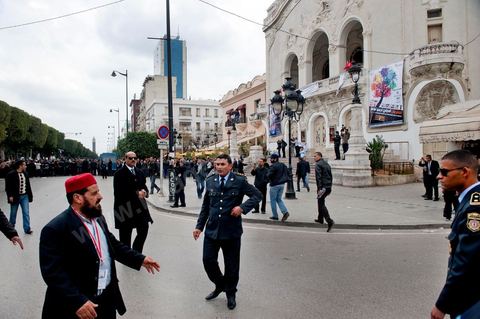 25 mars : sur l'avenue Habib Bourguiba deux manifestations s'affrontent, une manifestation culturelle et une manifestation salafiste pour la Charia dans la constituion. Triste bilan où les salafistes chassent les spectacles de théâtre et de marionnettes offerts au public pour ce dimanche matin. Plus de 6000 salafistes ont investi l'avenue et la place du 14 janvier ce dimanche matin suite à un appel prévu le vendredi à la Kasbah et étonnament reporté à l'avenue ce dimanche matin alors qu'une grande manifestation culturelle y était prévue. La tension et le face à face n'ont pas manqué, les salafistes ont détruits et pillés les petits podiums obligeant les artistes à se regrouper sous la protection de la police devant le théâtre et seront finalement chassés par les salafistes revenus en nombre vers le théâtre après une grande prière de rue sur la place du 14 janvier et l'avenue Habib Bourguiba.