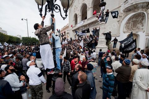 25 mars : sur l'avenue Habib Bourguiba deux manifestations s'affrontent, une manifestation culturelle et une manifestation salafiste pour la Charia dans la constituion. Triste bilan où les salafistes chassent les spectacles de théâtre et de marionnettes offerts au public pour ce dimanche matin. Plus de 6000 salafistes ont investi l'avenue et la place du 14 janvier ce dimanche matin suite à un appel prévu le vendredi à la Kasbah et étonnament reporté à l'avenue ce dimanche matin alors qu'une grande manifestation culturelle y était prévue. La tension et le face à face n'ont pas manqué, les salafistes ont détruits et pillés les petits podiums obligeant les artistes à se regrouper sous la protection de la police devant le théâtre et seront finalement chassés par les salafistes revenus en nombre vers le théâtre après une grande prière de rue sur la place du 14 janvier et l'avenue Habib Bourguiba.