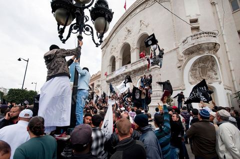 25 mars : sur l'avenue Habib Bourguiba deux manifestations s'affrontent, une manifestation culturelle et une manifestation salafiste pour la Charia dans la constituion. Triste bilan où les salafistes chassent les spectacles de théâtre et de marionnettes offerts au public pour ce dimanche matin. Plus de 6000 salafistes ont investi l'avenue et la place du 14 janvier ce dimanche matin suite à un appel prévu le vendredi à la Kasbah et étonnament reporté à l'avenue ce dimanche matin alors qu'une grande manifestation culturelle y était prévue. La tension et le face à face n'ont pas manqué, les salafistes ont détruits et pillés les petits podiums obligeant les artistes à se regrouper sous la protection de la police devant le théâtre et seront finalement chassés par les salafistes revenus en nombre vers le théâtre après une grande prière de rue sur la place du 14 janvier et l'avenue Habib Bourguiba.