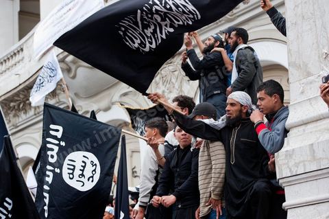 25 mars : sur l'avenue Habib Bourguiba deux manifestations s'affrontent, une manifestation culturelle et une manifestation salafiste pour la Charia dans la constituion. Triste bilan où les salafistes chassent les spectacles de théâtre et de marionnettes offerts au public pour ce dimanche matin. Plus de 6000 salafistes ont investi l'avenue et la place du 14 janvier ce dimanche matin suite à un appel prévu le vendredi à la Kasbah et étonnament reporté à l'avenue ce dimanche matin alors qu'une grande manifestation culturelle y était prévue. La tension et le face à face n'ont pas manqué, les salafistes ont détruits et pillés les petits podiums obligeant les artistes à se regrouper sous la protection de la police devant le théâtre et seront finalement chassés par les salafistes revenus en nombre vers le théâtre après une grande prière de rue sur la place du 14 janvier et l'avenue Habib Bourguiba.