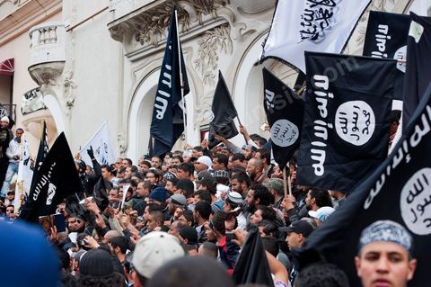 25 mars : sur l'avenue Habib Bourguiba deux manifestations s'affrontent, une manifestation culturelle et une manifestation salafiste pour la Charia dans la constituion. Triste bilan où les salafistes chassent les spectacles de théâtre et de marionnettes offerts au public pour ce dimanche matin. Plus de 6000 salafistes ont investi l'avenue et la place du 14 janvier ce dimanche matin suite à un appel prévu le vendredi à la Kasbah et étonnament reporté à l'avenue ce dimanche matin alors qu'une grande manifestation culturelle y était prévue. La tension et le face à face n'ont pas manqué, les salafistes ont détruits et pillés les petits podiums obligeant les artistes à se regrouper sous la protection de la police devant le théâtre et seront finalement chassés par les salafistes revenus en nombre vers le théâtre après une grande prière de rue sur la place du 14 janvier et l'avenue Habib Bourguiba.