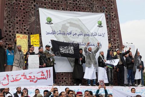 25 mars : sur l'avenue Habib Bourguiba deux manifestations s'affrontent, une manifestation culturelle et une manifestation salafiste pour la Charia dans la constituion. Triste bilan où les salafistes chassent les spectacles de théâtre et de marionnettes offerts au public pour ce dimanche matin. Plus de 6000 salafistes ont investi l'avenue et la place du 14 janvier ce dimanche matin suite à un appel prévu le vendredi à la Kasbah et étonnament reporté à l'avenue ce dimanche matin alors qu'une grande manifestation culturelle y était prévue. La tension et le face à face n'ont pas manqué, les salafistes ont détruits et pillés les petits podiums obligeant les artistes à se regrouper sous la protection de la police devant le théâtre et seront finalement chassés par les salafistes revenus en nombre vers le théâtre après une grande prière de rue sur la place du 14 janvier et l'avenue Habib Bourguiba.