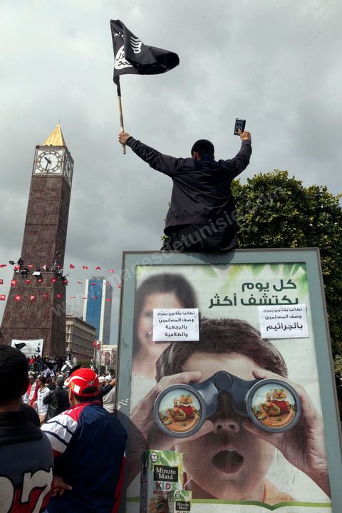 25 mars : sur l'avenue Habib Bourguiba deux manifestations s'affrontent, une manifestation culturelle et une manifestation salafiste pour la Charia dans la constituion. Triste bilan où les salafistes chassent les spectacles de théâtre et de marionnettes offerts au public pour ce dimanche matin. Plus de 6000 salafistes ont investi l'avenue et la place du 14 janvier ce dimanche matin suite à un appel prévu le vendredi à la Kasbah et étonnament reporté à l'avenue ce dimanche matin alors qu'une grande manifestation culturelle y était prévue. La tension et le face à face n'ont pas manqué, les salafistes ont détruits et pillés les petits podiums obligeant les artistes à se regrouper sous la protection de la police devant le théâtre et seront finalement chassés par les salafistes revenus en nombre vers le théâtre après une grande prière de rue sur la place du 14 janvier et l'avenue Habib Bourguiba.