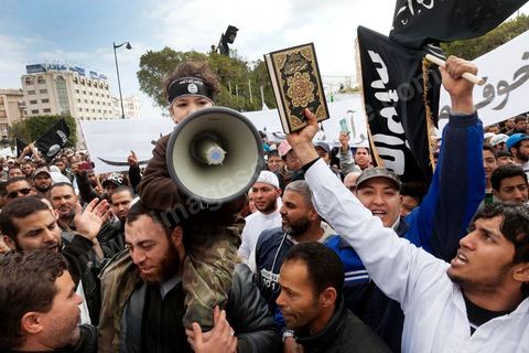 25 mars : sur l'avenue Habib Bourguiba deux manifestations s'affrontent, une manifestation culturelle et une manifestation salafiste pour la Charia dans la constituion. Triste bilan où les salafistes chassent les spectacles de théâtre et de marionnettes offerts au public pour ce dimanche matin. Plus de 6000 salafistes ont investi l'avenue et la place du 14 janvier ce dimanche matin suite à un appel prévu le vendredi à la Kasbah et étonnament reporté à l'avenue ce dimanche matin alors qu'une grande manifestation culturelle y était prévue. La tension et le face à face n'ont pas manqué, les salafistes ont détruits et pillés les petits podiums obligeant les artistes à se regrouper sous la protection de la police devant le théâtre et seront finalement chassés par les salafistes revenus en nombre vers le théâtre après une grande prière de rue sur la place du 14 janvier et l'avenue Habib Bourguiba.