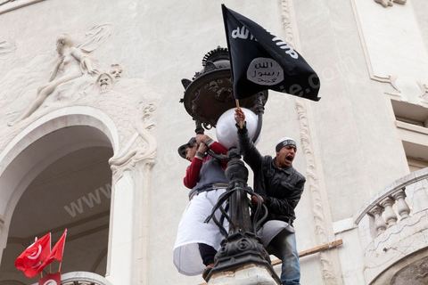 25 mars : sur l'avenue Habib Bourguiba deux manifestations s'affrontent, une manifestation culturelle et une manifestation salafiste pour la Charia dans la constituion. Triste bilan où les salafistes chassent les spectacles de théâtre et de marionnettes offerts au public pour ce dimanche matin. Plus de 6000 salafistes ont investi l'avenue et la place du 14 janvier ce dimanche matin suite à un appel prévu le vendredi à la Kasbah et étonnament reporté à l'avenue ce dimanche matin alors qu'une grande manifestation culturelle y était prévue. La tension et le face à face n'ont pas manqué, les salafistes ont détruits et pillés les petits podiums obligeant les artistes à se regrouper sous la protection de la police devant le théâtre et seront finalement chassés par les salafistes revenus en nombre vers le théâtre après une grande prière de rue sur la place du 14 janvier et l'avenue Habib Bourguiba.