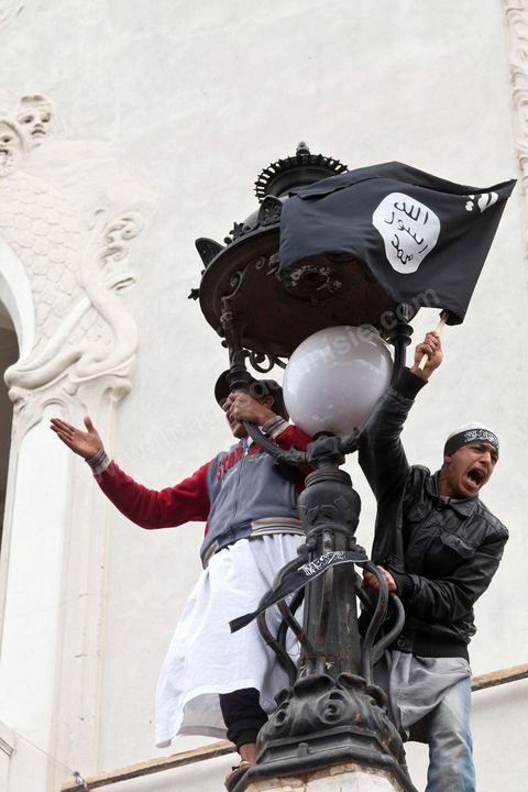 25 mars : sur l'avenue Habib Bourguiba deux manifestations s'affrontent, une manifestation culturelle et une manifestation salafiste pour la Charia dans la constituion. Triste bilan où les salafistes chassent les spectacles de théâtre et de marionnettes offerts au public pour ce dimanche matin. Plus de 6000 salafistes ont investi l'avenue et la place du 14 janvier ce dimanche matin suite à un appel prévu le vendredi à la Kasbah et étonnament reporté à l'avenue ce dimanche matin alors qu'une grande manifestation culturelle y était prévue. La tension et le face à face n'ont pas manqué, les salafistes ont détruits et pillés les petits podiums obligeant les artistes à se regrouper sous la protection de la police devant le théâtre et seront finalement chassés par les salafistes revenus en nombre vers le théâtre après une grande prière de rue sur la place du 14 janvier et l'avenue Habib Bourguiba.