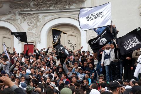 25 mars : sur l'avenue Habib Bourguiba deux manifestations s'affrontent, une manifestation culturelle et une manifestation salafiste pour la Charia dans la constituion. Triste bilan où les salafistes chassent les spectacles de théâtre et de marionnettes offerts au public pour ce dimanche matin. Plus de 6000 salafistes ont investi l'avenue et la place du 14 janvier ce dimanche matin suite à un appel prévu le vendredi à la Kasbah et étonnament reporté à l'avenue ce dimanche matin alors qu'une grande manifestation culturelle y était prévue. La tension et le face à face n'ont pas manqué, les salafistes ont détruits et pillés les petits podiums obligeant les artistes à se regrouper sous la protection de la police devant le théâtre et seront finalement chassés par les salafistes revenus en nombre vers le théâtre après une grande prière de rue sur la place du 14 janvier et l'avenue Habib Bourguiba.