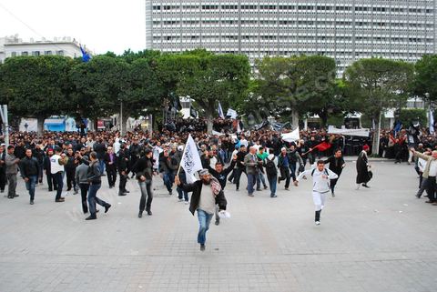 25 mars : les salafistes rompent le cordon de la police pour investir l'esplanade du théâtre où se trouvaient les artistes sur l'avenue Habib Bourguiba deux manifestations s'affrontent, une manifestation culturelle et une manifestation salafiste pour la Charia dans la constituion. Triste bilan où les salafistes chassent les spectacles de théâtre et de marionnettes offerts au public pour ce dimanche matin. Plus de 6000 salafistes ont investi l'avenue et la place du 14 janvier ce dimanche matin suite à un appel prévu le vendredi à la Kasbah et étonnament reporté à l'avenue ce dimanche matin alors qu'une grande manifestation culturelle y était prévue. La tension et le face à face n'ont pas manqué, les salafistes ont détruits et pillés les petits podiums obligeant les artistes à se regrouper sous la protection de la police devant le théâtre et seront finalement chassés par les salafistes revenus en nombre vers le théâtre après une grande prière de rue sur la place du 14 janvier et l'avenue Habib Bourguiba.