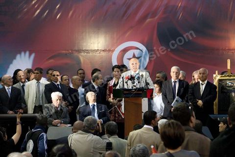 24 mars à Monastir meeting "appel à la Nation" présidé par Béji Caid Essebsi. L'ancien Premier ministre Béji Caïed Essebsi a tenu un grand meeting à Monastir intitulé "Appel de la Nation" en présence de plus de 50 partis, plusieurs associations ainsi que des personnalités nationales indépendantes. Cette grande manifestation est organisée par l’Association nationale de la pensée bourguibienne.Dans une salle archi-comble, Béji Caïed Essebsi a été accueilli par un tonnerre d'applaudissements. Sur l'Estrade un portrait de Bourguiba en tenue de cérémonie et commenté "Le pouvoir de l’élégance et l’élégance du pouvoir".  