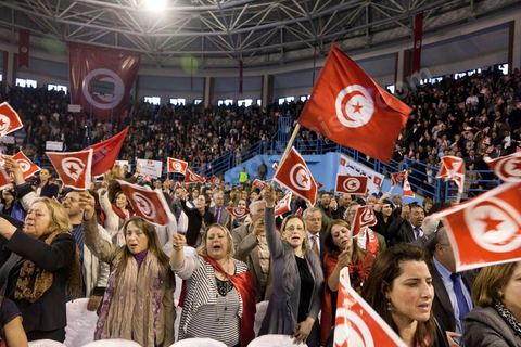 24 mars à Monastir meeting "appel à la Nation" présidé par Béji Caid Essebsi. L'ancien Premier ministre Béji Caïed Essebsi a tenu un grand meeting à Monastir intitulé "Appel de la Nation" en présence de plus de 50 partis, plusieurs associations ainsi que des personnalités nationales indépendantes. Cette grande manifestation est organisée par l’Association nationale de la pensée bourguibienne.Dans une salle archi-comble, Béji Caïed Essebsi a été accueilli par un tonnerre d'applaudissements. Sur l'Estrade un portrait de Bourguiba en tenue de cérémonie et commenté "Le pouvoir de l’élégance et l’élégance du pouvoir".  