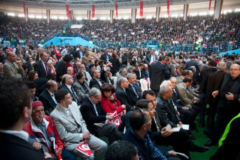 24 mars à Monastir meeting "appel à la Nation" présidé par Béji Caid Essebsi. L'ancien Premier ministre Béji Caïed Essebsi a tenu un grand meeting à Monastir intitulé "Appel de la Nation" en présence de plus de 50 partis, plusieurs associations ainsi que des personnalités nationales indépendantes. Cette grande manifestation est organisée par l’Association nationale de la pensée bourguibienne.Dans une salle archi-comble, Béji Caïed Essebsi a été accueilli par un tonnerre d'applaudissements. Sur l'Estrade un portrait de Bourguiba en tenue de cérémonie et commenté "Le pouvoir de l’élégance et l’élégance du pouvoir".  