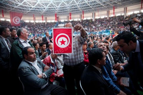 24 mars à Monastir meeting "appel à la Nation" présidé par Béji Caid Essebsi. L'ancien Premier ministre Béji Caïed Essebsi a tenu un grand meeting à Monastir intitulé "Appel de la Nation" en présence de plus de 50 partis, plusieurs associations ainsi que des personnalités nationales indépendantes. Cette grande manifestation est organisée par l’Association nationale de la pensée bourguibienne.Dans une salle archi-comble, Béji Caïed Essebsi a été accueilli par un tonnerre d'applaudissements. Sur l'Estrade un portrait de Bourguiba en tenue de cérémonie et commenté "Le pouvoir de l’élégance et l’élégance du pouvoir".  